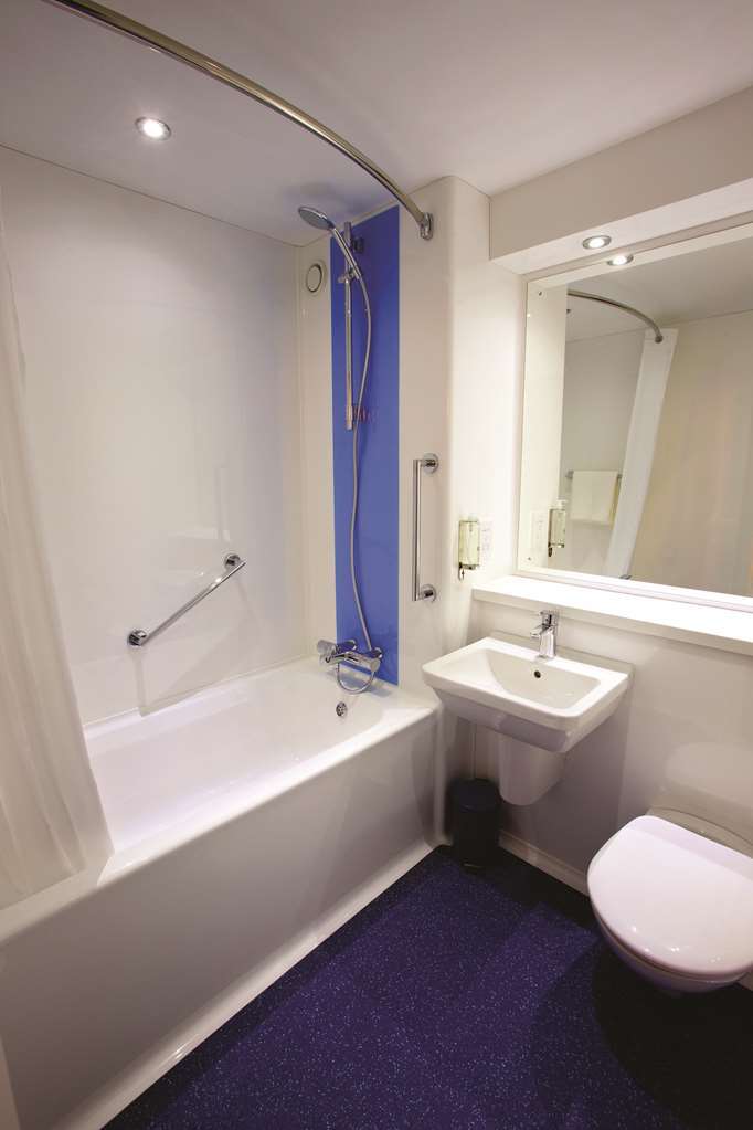 Travelodge Bradford Central Room photo